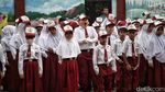 Ekspresi Siswa SD Ikuti Upacara Hardiknas