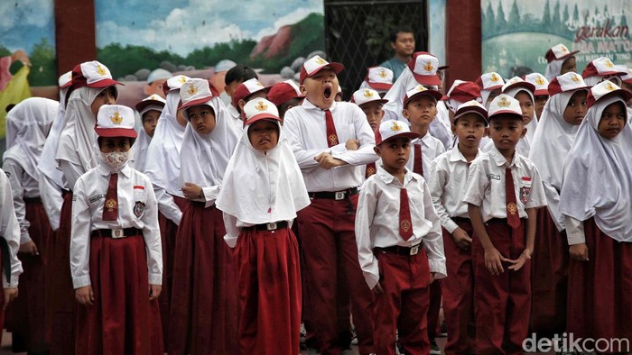 Ratusan siswa SD mengikuti upacara Hari Pendidikan Nasional di SDN 13 Semper Barat, Cilincing, Jakarta Utara, Selasa (2/5/2023). Begini momennya.