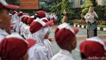 Ekspresi Siswa SD Ikuti Upacara Hardiknas