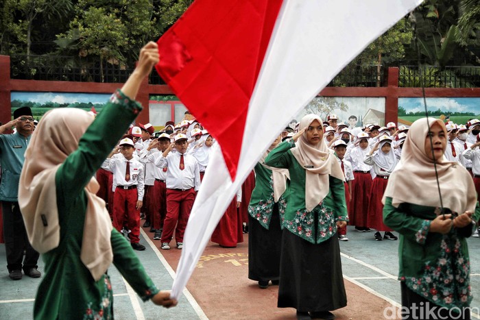 Ratusan siswa SD mengikuti upacara Hari Pendidikan Nasional di SDN 13 Semper Barat, Cilincing, Jakarta Utara, Selasa (2/5/2023). Begini momennya.