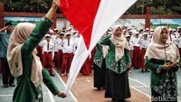 Pengibaran bendera dilakukan oleh para ibu guru.