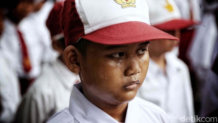 Ekspresi Siswa SD Ikuti Upacara Hardiknas Ratusan siswa SD mengikuti upacara Hari Pendidikan Nasional di SDN 13 Semper Barat, Cilincing, Jakarta Utara, Selasa (2/5/2023). Begini momennya.