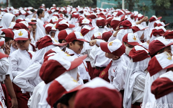 Ratusan siswa SD mengikuti upacara Hari Pendidikan Nasional di SDN 13 Semper Barat, Cilincing, Jakarta Utara, Selasa (2/5/2023). Begini momennya.