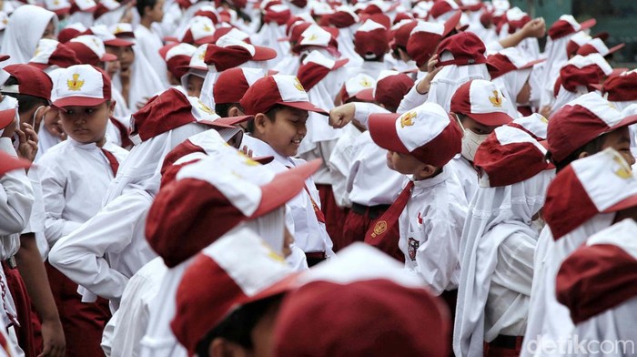 Ratusan siswa SD mengikuti upacara Hari Pendidikan Nasional di SDN 13 Semper Barat, Cilincing, Jakarta Utara, Selasa (2/5/2023). Begini momennya.