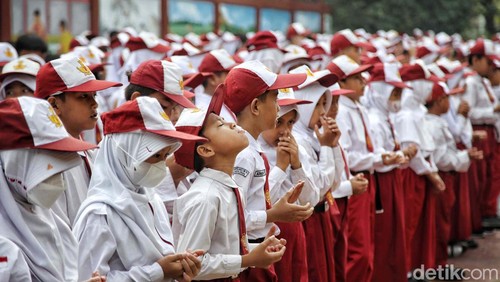 Ratusan siswa SD mengikuti upacara Hari Pendidikan Nasional di SDN 13 Semper Barat, Cilincing, Jakarta Utara, Selasa (2/5/2023). Begini momennya.
