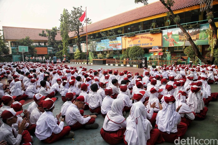 Ratusan siswa SD mengikuti upacara Hari Pendidikan Nasional di SDN 13 Semper Barat, Cilincing, Jakarta Utara, Selasa (2/5/2023). Begini momennya.
