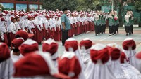 Ratusan siswa-siswi mengikuti upacara peringatan Hari Pendidikan Nasional di SDN 13 Semper Barat, Cilincing, Jakarta Utara, Selasa (2/5/2023).