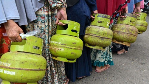 People queue with gas cylinders to buy subsidised Liquefied Petroleum Gas (LPG) for cooking at a distribution centre in Lambaro, Indonesias Aceh province on May 2, 2023. (Photo by CHAIDEER MAHYUDDIN / AFP) (Photo by CHAIDEER MAHYUDDIN/AFP via Getty Images)