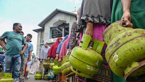 People queue with gas cylinders to buy subsidised Liquefied Petroleum Gas (LPG) for cooking at a distribution centre in Lambaro, Indonesias Aceh province on May 2, 2023. (Photo by CHAIDEER MAHYUDDIN / AFP) (Photo by CHAIDEER MAHYUDDIN/AFP via Getty Images)