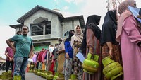 Warga mengantri dengan membawa tabung gas untuk membeli Liquefied Petroleum Gas (LPG) bersubsidi untuk memasak di pusat distribusi di Lambaro, Provinsi Aceh pada 2 Mei 2023.