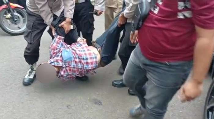 Evakuasi pelaku penembakan kantor MUI Pusat (dok. Istimewa)