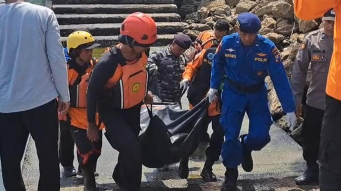 Evakuasi pemancing yang jatuh dari tebing Pantai Coro Tulungagung