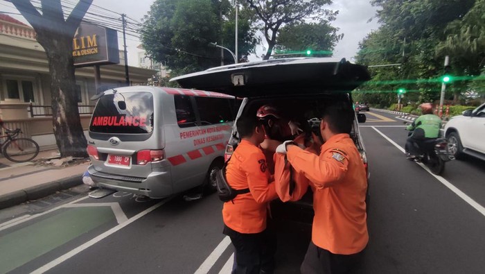 Evakuasi perempuan Malang yang tewas usai kecelakaan di Surabaya