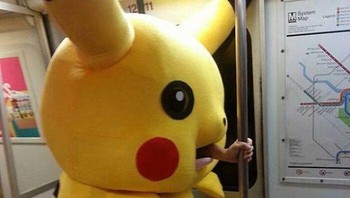 Pikachu melahap manusia... Foto: instagram.com/nonaestheticsthings