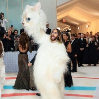 Tak lama setelah melayani permintaan para fotografer, barulah aktor pemenang Oscar itu memperlihatkan wajahnya dengan membuka bagian kepala kostum. (Foto: Dimitrios Kambouris/Getty Images for The Met Museum/Vogue)