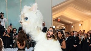 Bikin Heboh, Jared Leto Pakai Kostum Kucing Raksasa di MET Gala 2023