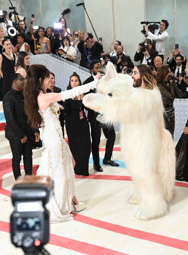 Penampilan Jared Leto juga sukses membuat aktris Anne Hathaway terpana. Karpet merah MET Gala 2023 pun menjadi momen reunian bagi kedua bintang yang sempat beradu akting di serial ‘WeCrashed’. (Foto: Noam Galai/GA/The Hollywood Reporter via Getty Images)