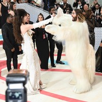 Penampilan Jared Leto juga sukses membuat aktris Anne Hathaway terpana. Karpet merah MET Gala 2023 pun menjadi momen reunian bagi kedua bintang yang sempat beradu akting di serial ‘WeCrashed’. (Foto: Noam Galai/GA/The Hollywood Reporter via Getty Images)