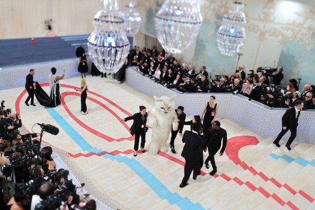 Jared Leto memilih kostum tersebut sebagai bentuk penghormatannya untuk Karl Lagerfeld. MET Gala 2023 digelar untuk menandai pembukaan pameran ‘Karl Lagerfeld: A Line of Beauty’ yang merayakan karya desainer legendaris Karl Lagerfeld. (Foto: Neilson Barnard/MG23/Getty Images for The Met Museum/Vogue)