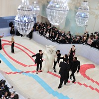 Jared Leto memilih kostum tersebut sebagai bentuk penghormatannya untuk Karl Lagerfeld. MET Gala 2023 digelar untuk menandai pembukaan pameran ‘Karl Lagerfeld: A Line of Beauty’ yang merayakan karya desainer legendaris Karl Lagerfeld. (Foto: Neilson Barnard/MG23/Getty Images for The Met Museum/Vogue)