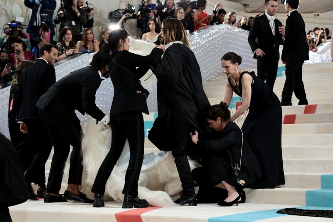 Di tengah sesi karpet merah, Jared Leto melakukan transformasi gaya. Butuh satu glam team untuk membantu Jared Leto. (Foto: Jamie McCarthy/Getty Images)