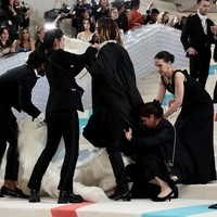 Di tengah sesi karpet merah, Jared Leto melakukan transformasi gaya. Butuh satu glam team untuk membantu Jared Leto. (Foto: Jamie McCarthy/Getty Images)