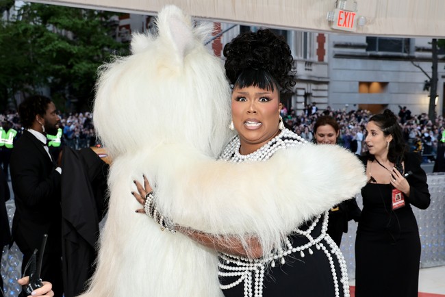 Lizzo sampai terkejut saat melihat kucing raksasa tersebut. Keduanya sempat berpelukan. (Foto: Jamie McCarthy/Getty Images)