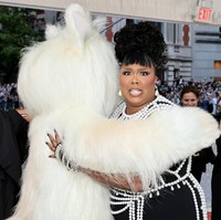 Lizzo sampai terkejut saat melihat kucing raksasa tersebut. Keduanya sempat berpelukan. (Foto: Jamie McCarthy/Getty Images)