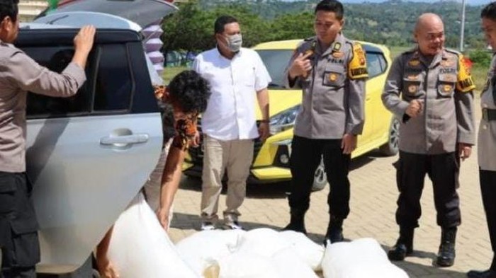 Polisi menangkap pria berinisial HP (32) di Kabupaten Gorontalo Utara, Gorontalo lantaran membawa minuman keras (miras) jenis cap tikus saat mengemudi.