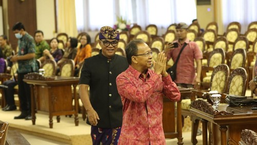 Gubernur Bali Wayan Koster mengeklaim pengetatan aturan Visa on Arrival (VOA) bagi turis Rusia dan Ukraina sedang diproses di Kemenkum HAM dan Kemenlu.