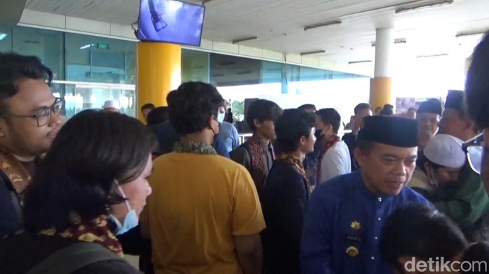 Gubernur Jambi Al Haris menyambut belasan mahasiswa yang dipulangkan dari Sudan.