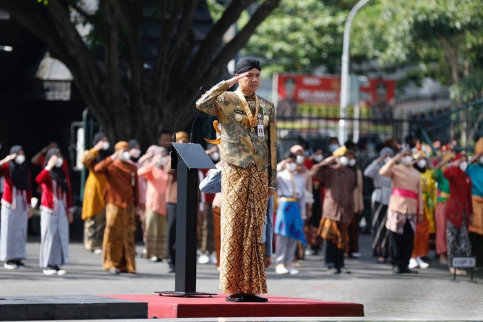 Gubernur Jawa Tengah Ganjar Pranowo saat memberikan sambutan pada acara Upacara Peringatan Hari Pendidikan Nasional tahun 2023, di Halaman Kantor Pemprov Jateng, Selasa (2/5/2023).