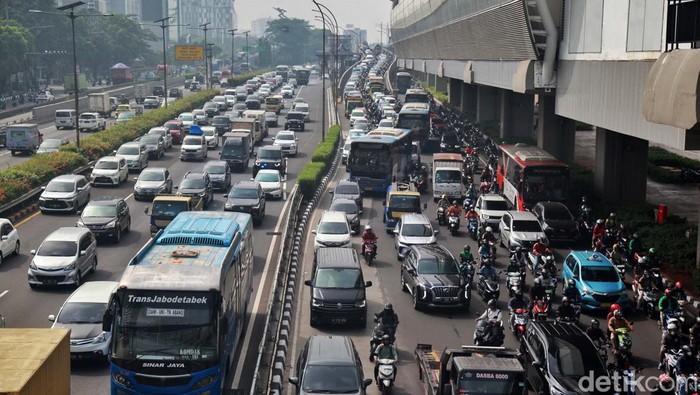 Arus lalu lintas terpantau padat di Jl Gatot Subroto dan Tol Dalam Kota, Jakarta Selatan, Selasa (2/5/2023). Para pengendara pun harus bersabar.