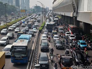 Harap Bersabar, Jalan Gatot Subroto Macet Banget!