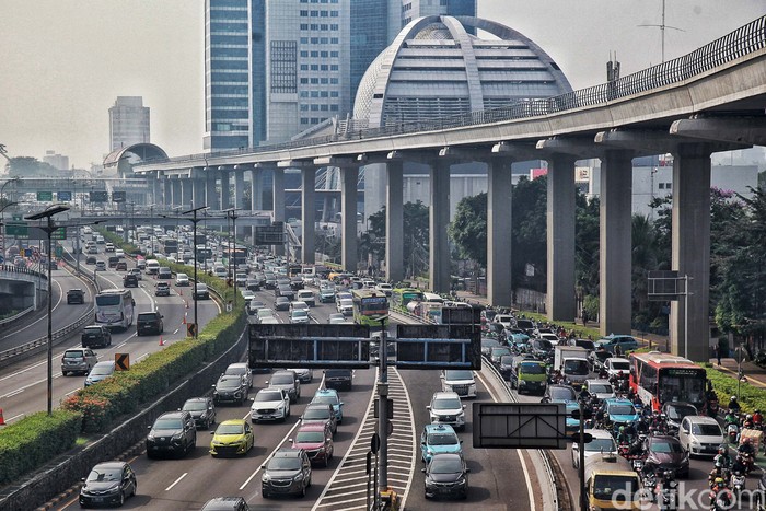 Arus lalu lintas terpantau padat di Jl Gatot Subroto dan Tol Dalam Kota, Jakarta Selatan, Selasa (2/5/2023). Para pengendara pun harus bersabar.