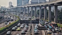Kendaraan dari arah Cawang mengarah Slipi padat merayap seperti terekam pukul 09.20 WIB.