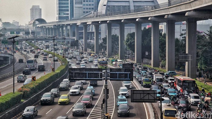 Arus lalu lintas terpantau padat di Jl Gatot Subroto dan Tol Dalam Kota, Jakarta Selatan, Selasa (2/5/2023). Para pengendara pun harus bersabar.