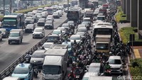 Di titik ini, arus kendaraan bertemu dengan arus kendaraan dari arah Mampang Prapatan dan jalan Tendean.