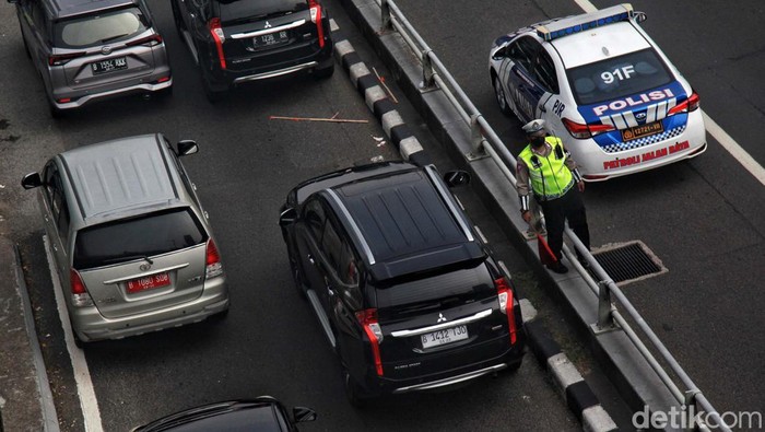 Arus lalu lintas terpantau padat di Jl Gatot Subroto dan Tol Dalam Kota, Jakarta Selatan, Selasa (2/5/2023). Para pengendara pun harus bersabar.
