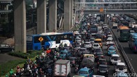 Arus lalu lintas terpantau padat di Jl Gatot Subroto Jakarta Selatan, Selasa (2/5/2023).