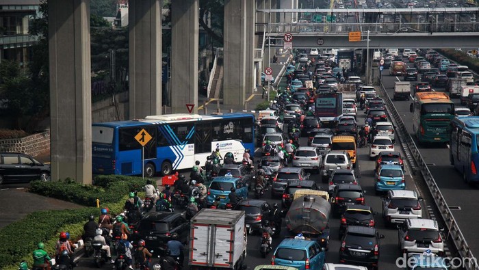 Harap Bersabar, Jl Gatot Subroto Macet Banget! Arus lalu lintas terpantau padat di Jl Gatot Subroto dan Tol Dalam Kota, Jakarta Selatan, Selasa (2/5/2023). Para pengendara pun harus bersabar.