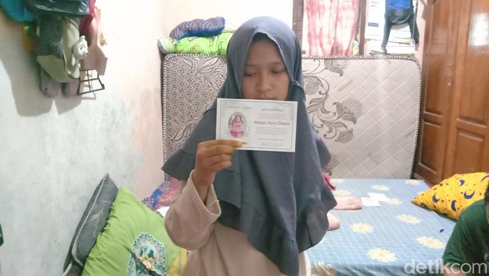 Ibu bayi saat menunjukan anaknya yang berusia tiga bulan hilang dari rumahnya di Pati, Selasa (2/5/2023).