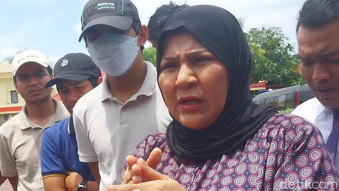 Ibu Ken Admiral, Elvi Indri.