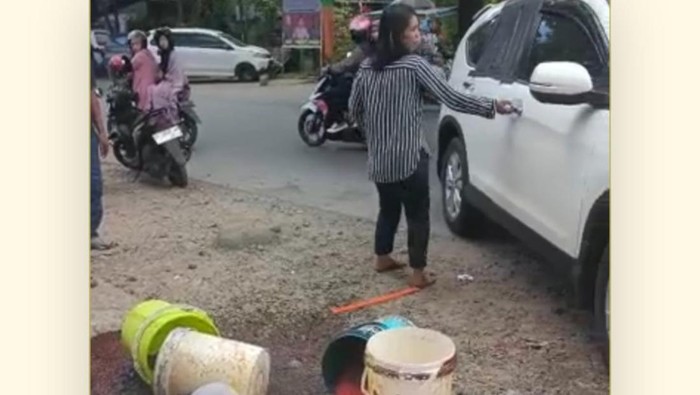 Ibu tiri di Makassar tega menghamburkan dagangan anaknya di pinggir jalan.