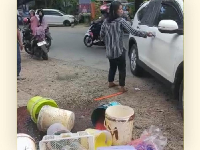 Ibu tiri di Makassar tega menghamburkan dagangan anaknya di pinggir jalan.