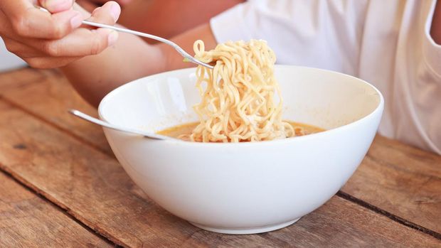 Ilustrasi Anak Makan Mi Instan