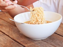 3 Makanan yang Terlarang Disantap Bareng Mi Instan