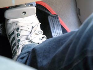 Awas Salah! Begini Posisi Kaki yang Benar saat Nyetir Mobil Matic