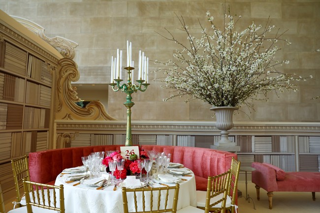 Inilah area para tamu menikmati hidangan spesial MET Gala 2023. Suasana dibuat bak perpustakaan yang mengingatkan pada hobi Karl membaca buku. Kabarnya, desainer asal Jerman itu mengoleksi 300.000 buku hingga akhir hayatnya saat wafat pada Februari 2019.   (Foto: Arturo Holmes/MG23/Getty Images for The Met Museum/Vogue)