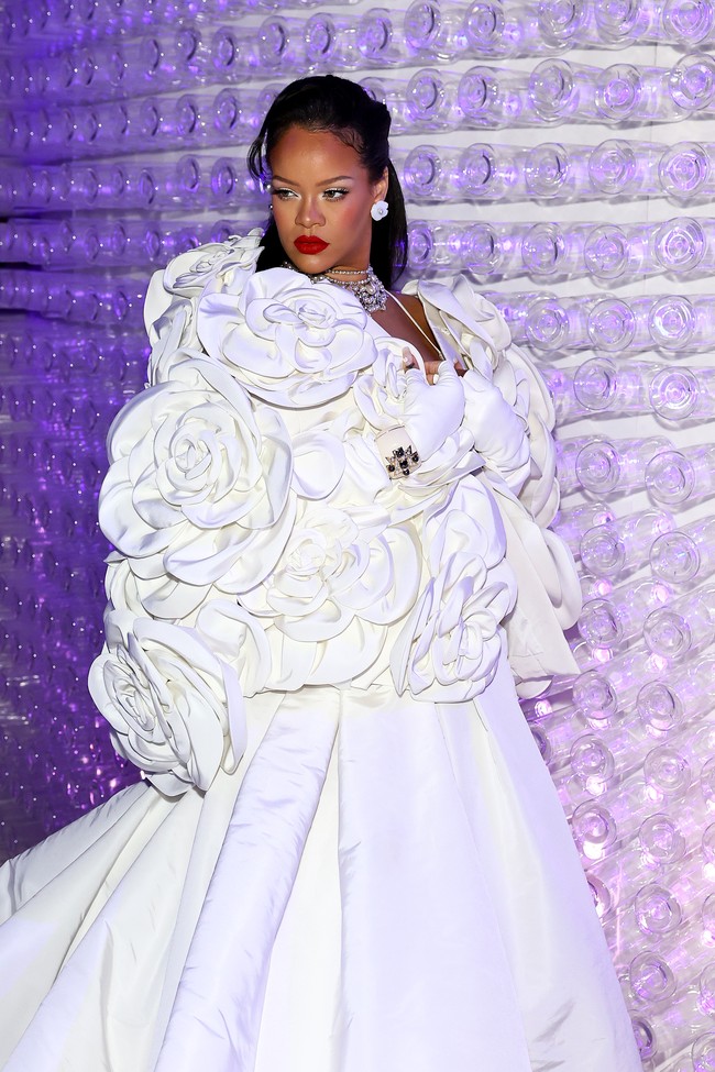 Instalasi botol kaca yang dibangun di area meja infomarsi museum itu lantas menjadi spot yang Instagramable bagi para tamu, termasuk selebriti dunia, untuk berfoto.  (Foto: Arturo Holmes/MG23/Getty Images for The Met Museum/Vogue)